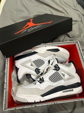 Jordan Retro 4 in White, Gray and Black